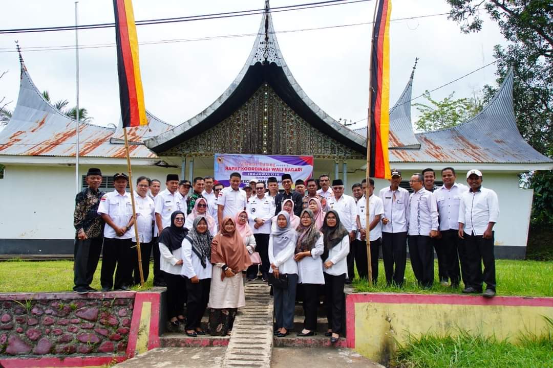 Bupati Eka Putra, SE. MM foto bersama selepas menghadiri Rapat Kerja Wali Nagari (Rajawali) ke IV se Kecamatan Salimpaung